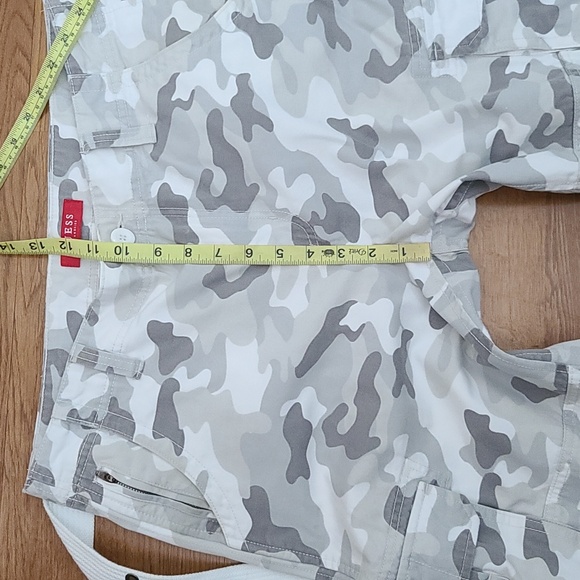 Guess Men's Camo Gray and White Cargo Belted Shorts (Sz 32) - Picture 8 of 11
